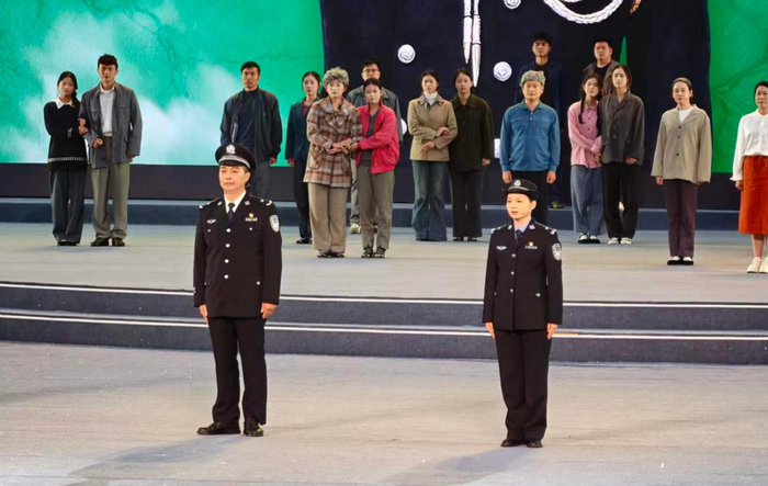   2026年10月19日，“何以中国·当惊世界殊”网络主题宣传活动上，江珊与王明华同台。新华网记者 刘朝灵 摄