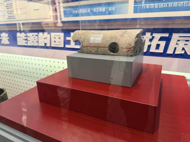 万米地下取出的岩芯，珍贵程度堪比月壤（唐闻佳 拍摄）