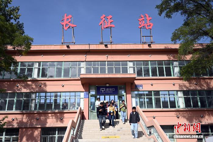 图为“坐着高铁看中国·重走长征路”主题采访团走进长征站。　戴文昌 摄