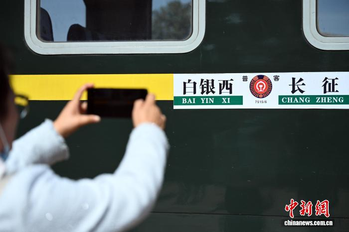 10月下旬，旅客在拍摄7515/6次公益慢火车。　戴文昌 摄