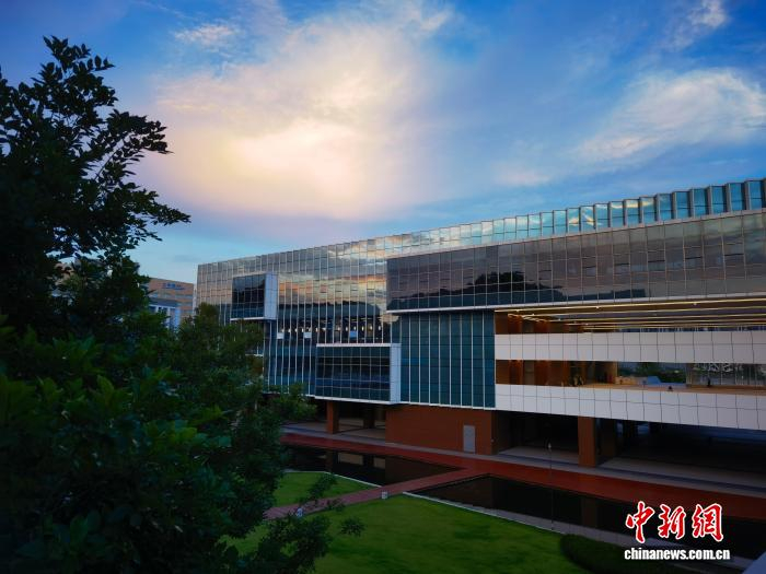深圳大学丽湖校区中央图书馆外景。深圳大学供图