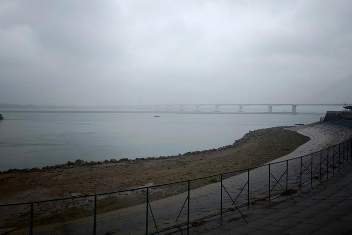   雨中的荆江大堤（2026年10月20日摄）。新华网记者 刘朝灵 摄