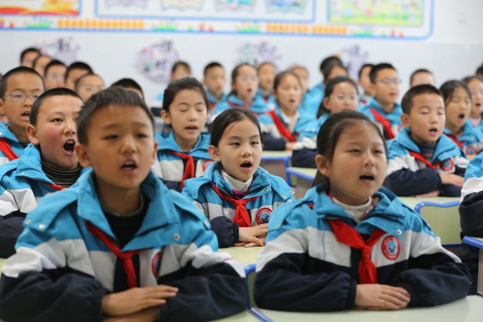 10月26日，甘肃省定西市通渭县文庙街小学的学生在课堂上诵读《七律·长征》。新华社发（王克贤 摄）