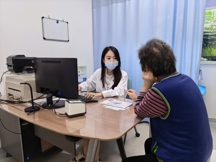   上海黄浦区打浦桥街道社区卫生服务中心的家庭医生在为其签约患者进行上级医院专家号预约。（受访者供图）