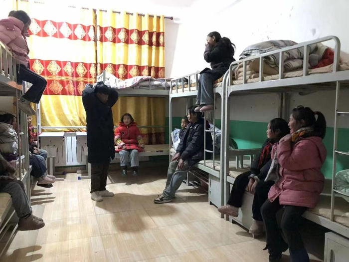   2026年3月，结多乡中心寄校老师在夜间地震演练过程中，向学生讲解逃跑姿势和注意事项。 新华社发（求尼旺毛摄）