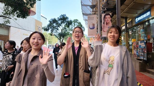 同学们在采风途中。上海戏剧学院 供图