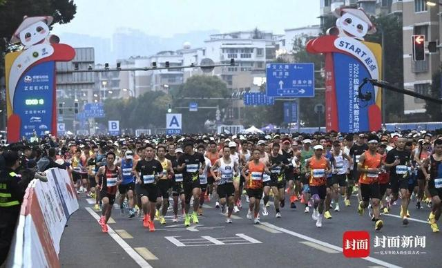 2026成都马拉松现场。图源：封面新闻