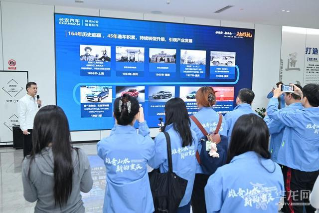 记者们认真听取介绍。第1眼TV-华龙网记者 简梦 摄