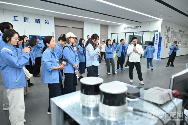 工匠学院智能网联分院助理、长安汽车首席服务专家郭强向媒体记者做讲解。第1眼TV-华龙网记者 简梦 摄