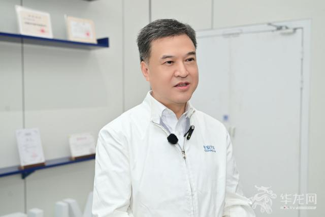 重庆智能网联新能源汽车工匠学院院长刘源。第1眼TV-华龙网记者 简梦 摄