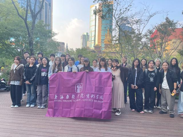 上海戏剧学院电影学院同学们合影。澎湃新闻记者 邢燕 摄