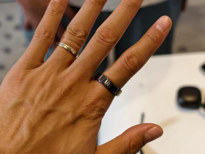 ▲Rokid Ring（右侧）