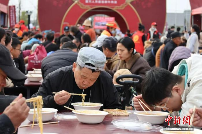 2025年3月29日，安徽省淮南市举行“万人共品淮南牛肉汤”活动，来自国内外的游客和当地市民一起品鉴淮南牛肉汤。张强 摄