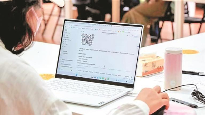接受培训的学员正在生成作品。陈鸿博 摄