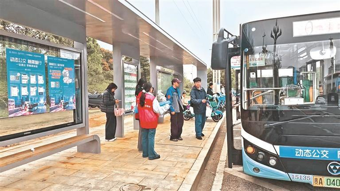 乘客在司机、高校志愿者的引导下上车。本报记者 赵文菂 摄