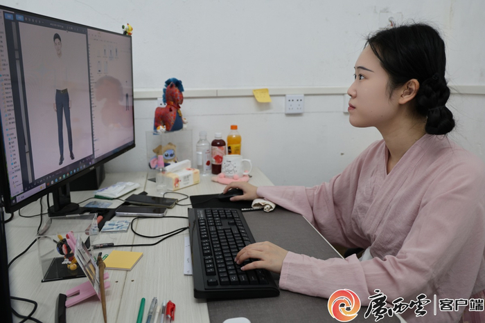 罗轲文借助AI软件开展设计创作。通讯员 黄金兰 摄