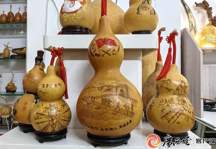 为纪念中国工农红军长征胜利90周年，力明创作了系列葫芦烙画。广西云-广西日报记者 江宏坤/摄