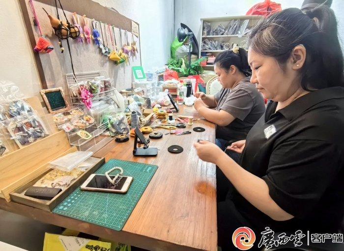 韦佳妮工作室内，工人在缝制皮艺挂件。广西云-广西日报记者 江宏坤 摄