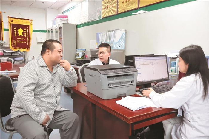 七星关区人民医院康复科医生与患者沟通。 本报记者 曾田 摄