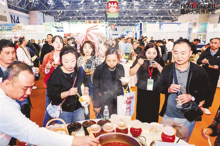 遵义的新品牌“贵州应山红”亮相重庆火锅博览会，食客品尝酸汤美食。（贵州应山红餐饮管理有限公司供图）