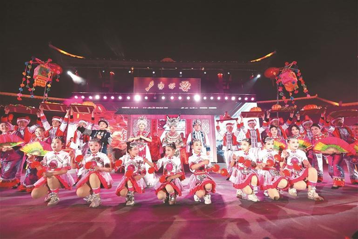 花灯表演。王东 摄
