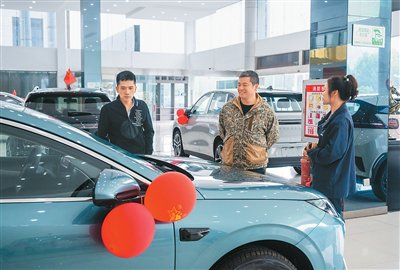 近日，消费者在安徽省芜湖市繁昌区一家汽车销售门店了解选购汽车。肖本祥摄（人民视觉）