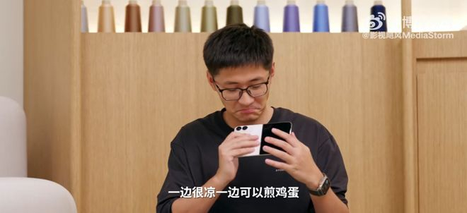 Tim在一期测评节目中透露，iPhone Duo在录制4K视频时“一边很凉一边可以煎鸡蛋”。（图/影视飓风官方微博）