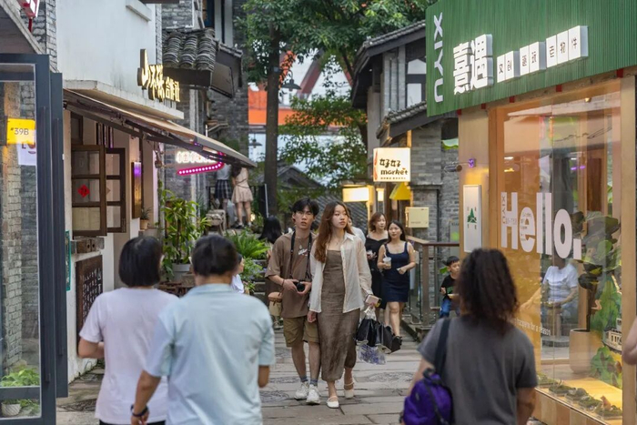 游客在重庆南岸区的龙门浩老街·下浩里参观游览。 黄伟摄（新华社）