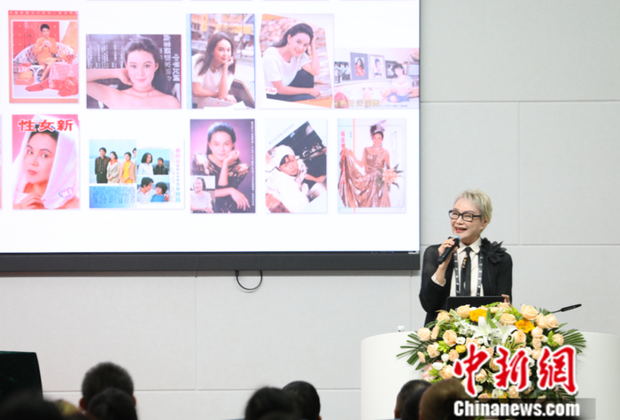 10月13日，杨惠姗在河北传媒学院进行题为《我的因缘·我的爱——一个“无中生有”的文化创意品牌》讲座。河北传媒学院供图