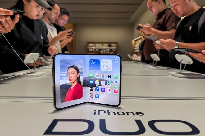 iPhone Duo在一片吐槽声中上演了首场尴尬的“买家秀”。（图/视觉中国）