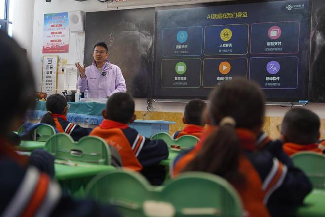 中国联通上海市分公司志愿者莫潇豪带来了《AI小探险家》课程。（本文图片均由胡弘彪摄）