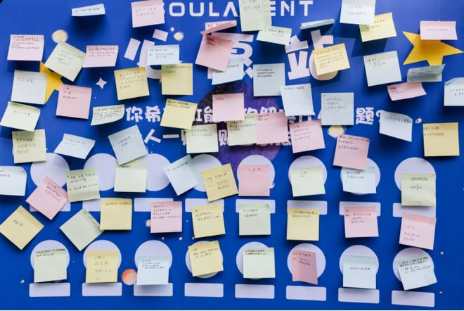 图注：师生围绕SoulAgent教育应用进行现场体验与交流。