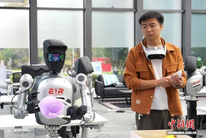 图为工程师对机器人进行抓物训练。中新社记者 安源 摄