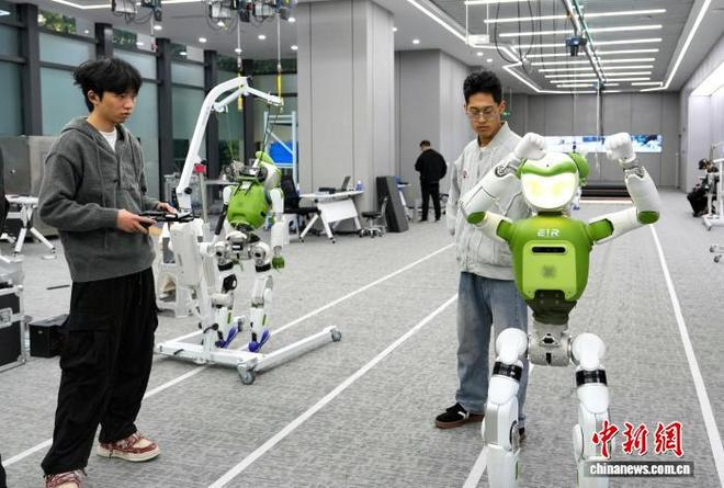 图为工程师对机器人进行训练。中新社记者 安源 摄