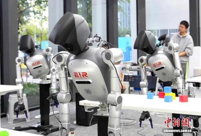 图为机器人训练现场。中新社记者 安源 摄