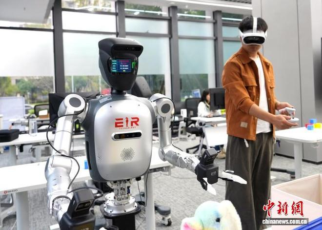图为工程师对机器人进行抓物训练。中新社记者 安源 摄