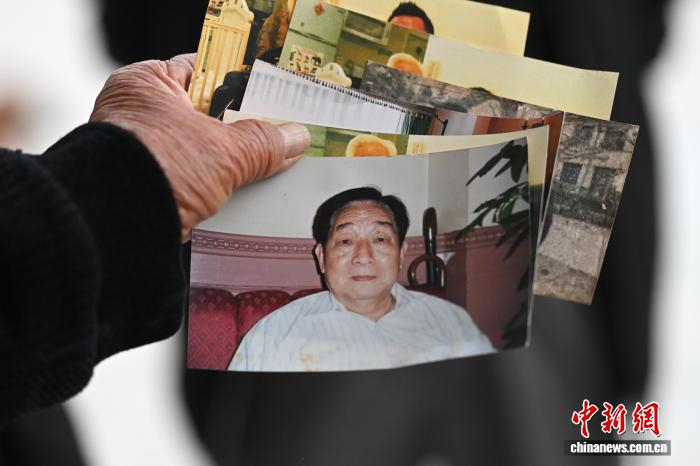 10月27日，李焱侄子保留的老旧照片。中新社记者 张强 摄