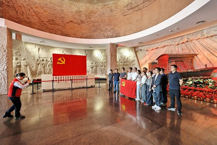 2026年10月17日，党员干部在浙江嘉兴南湖革命纪念馆参观学习。新华社发（金鹏 摄）