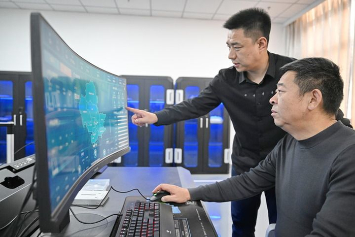 2026年10月21日，河北省承德市纪委监委大数据信息中心工作人员在进行数据查询。承德市纪委监委把数字纪检监察建设作为重点，围绕惠民资金、养老基金、高标准农田项目招投标、困难群众救助等领域，搭建大数据模型，为日常监督提供精准线索，提高监督穿透力。新华社发（王立群 摄）