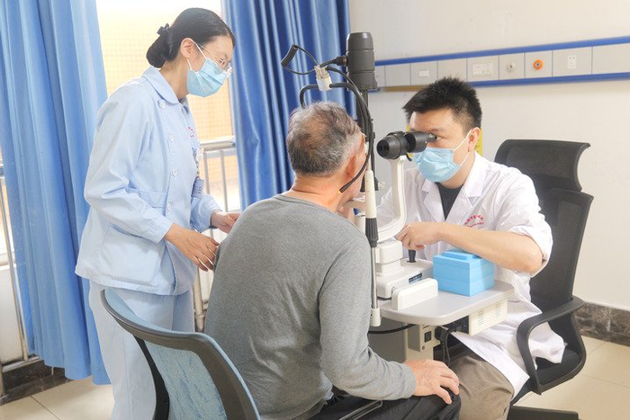 成都市新都区三河街道花园社区老年医疗健康站点护士在陪同老人做检查。（受访单位供图）