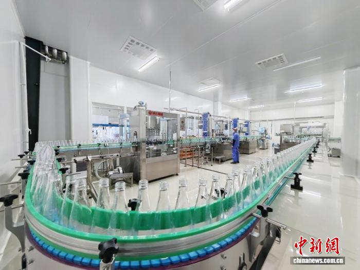 工人在工业园区内的智能生产线上工作。　石洪宇 摄