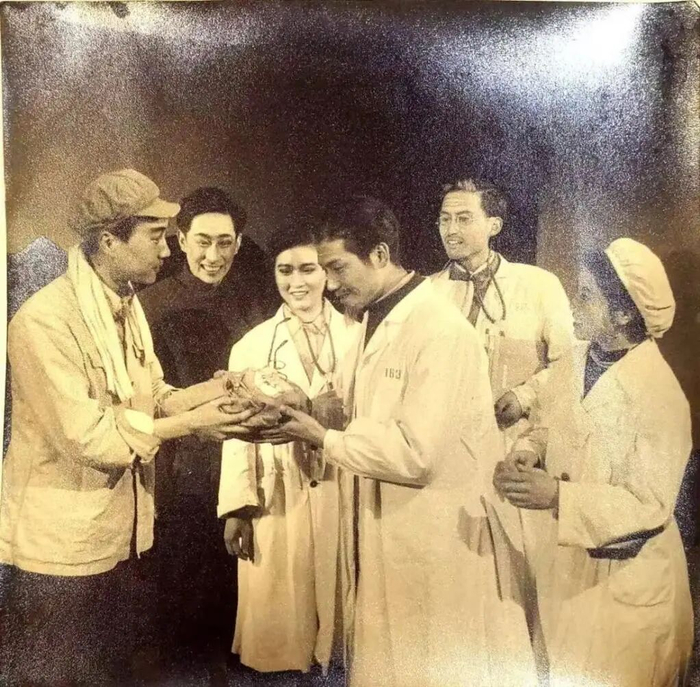 话剧《枯木逢春》（左1）