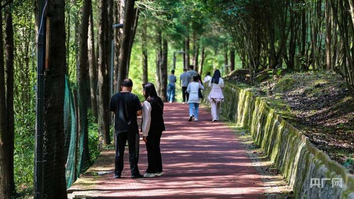 游客在瑶池景区休闲游览（央广网发 赵桦 摄）