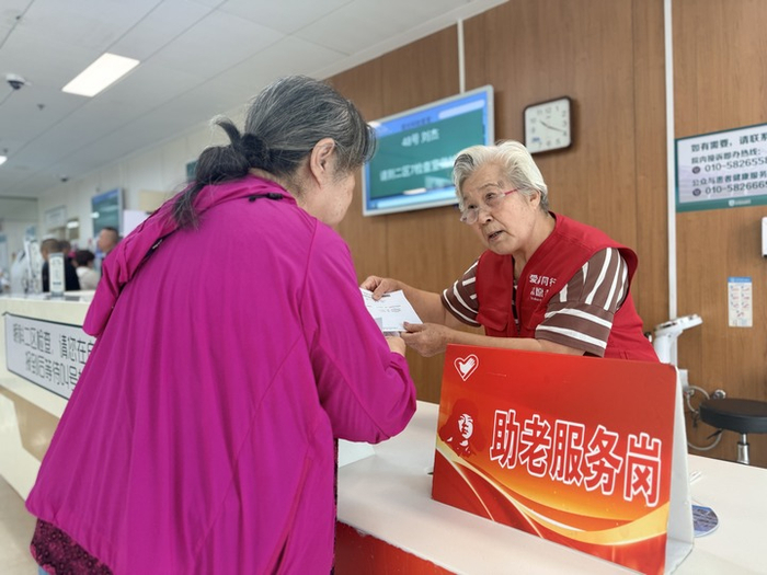 10月15日，在北京同仁医院亦庄院区眼科分诊台，志愿者孙盈正为患者解答问题。新华社记者侠克 摄