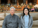 洪金宝携妻儿游杭州古镇！61岁爱妻罕见露面