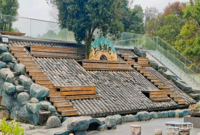 “一渡一山海”景区网红打卡点“上房揭瓦”（央广网实习记者易清 摄）
