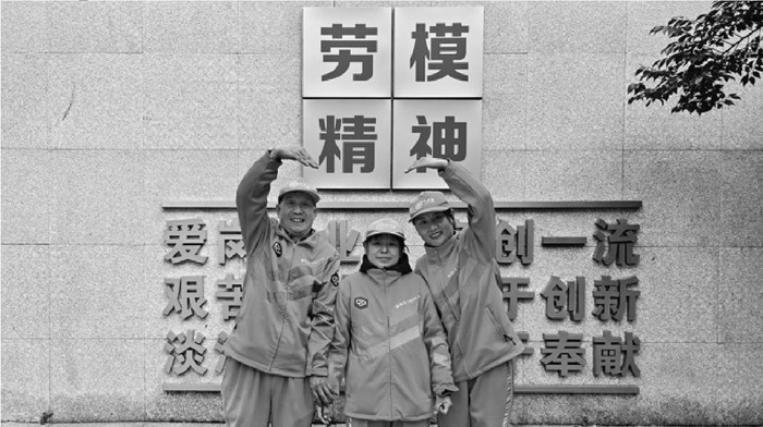         吴长洲一家三口。 沈阳市城管执法局供图