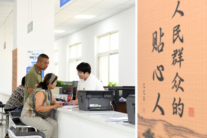 2026年7月5日，在山东省德州市夏津县香赵庄镇党建综合阵地，工作人员为群众办理低保业务。夏津县搭建城区四级党群阵地，推动干部、人员、便民服务“三下沉”，全域建成步行十分钟可达、功能集成、上下联动的党群服务体系。新华社记者 郭绪雷 摄