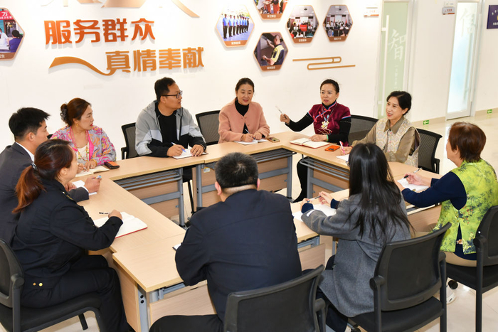 2026年10月21日，在山东省烟台市芝罘区芝罘岛街道西海岸社区党群服务中心，“社区合伙人”参加社区书记见面会。当地坚持党建引领，在试点社区吸纳物业企业、居民代表、业委会成员、商户、社会组织等多方力量，组建“社区合伙人”队伍，依托社区书记见面会、马扎议事会、网格恳谈会等议事平台，组织各方面对面协商，破解群众关切的民生领域问题，提升社区管理服务水平。新华社发（孙文潭 摄）