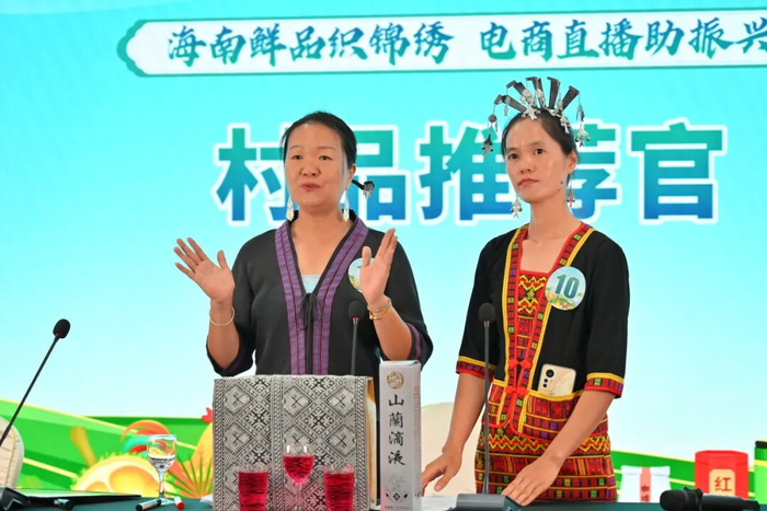 姜梅竹（左）参加2025年“海南乡村振兴杯”电商直播大赛
